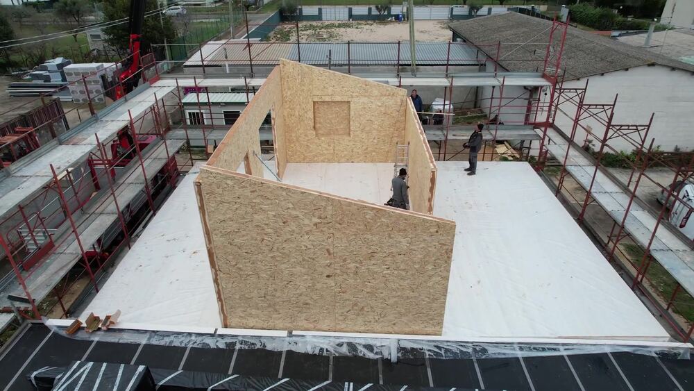 Montaggio delle pareti prefabbricate in legno sulla platea di fondazione
